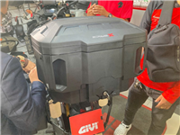 THÙNG GIVI XP01PBA NẮP ĐEN 27-36L